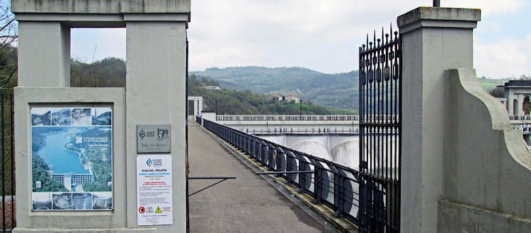 Ingresso al camminamento della diga del Molato